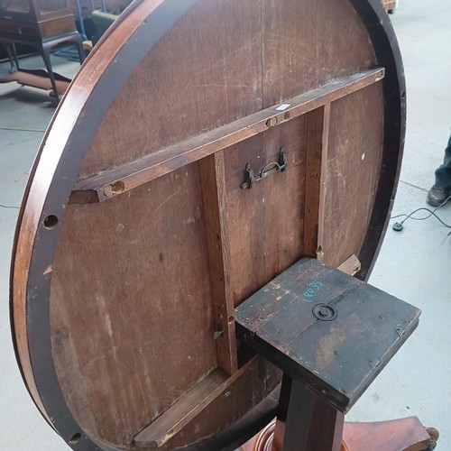 152 - A Victorian mahogany tilt top breakfast table, 104 cm diameter