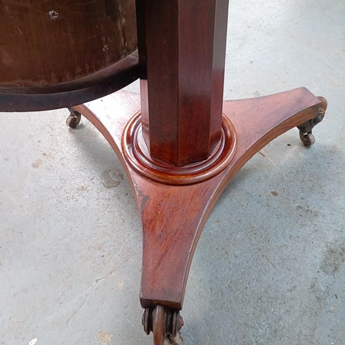 152 - A Victorian mahogany tilt top breakfast table, 104 cm diameter