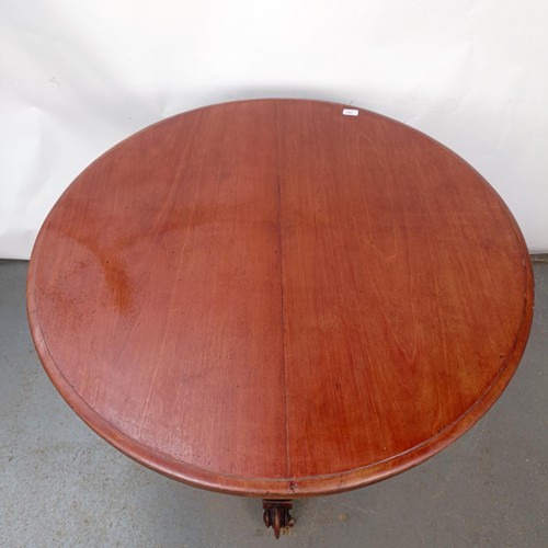 152 - A Victorian mahogany tilt top breakfast table, 104 cm diameter