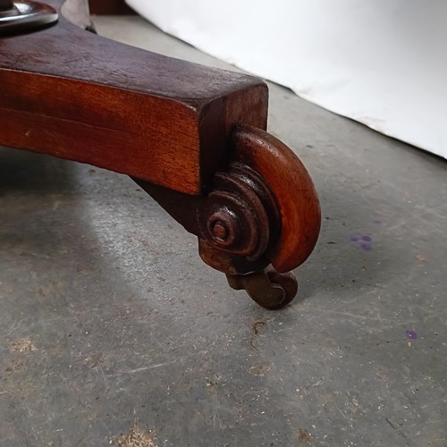 152 - A Victorian mahogany tilt top breakfast table, 104 cm diameter