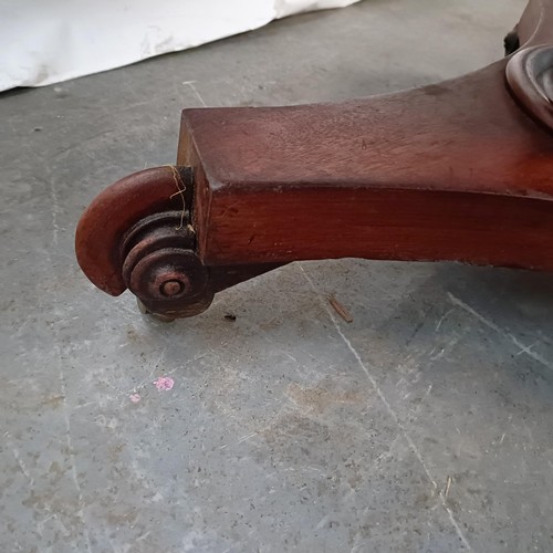 152 - A Victorian mahogany tilt top breakfast table, 104 cm diameter