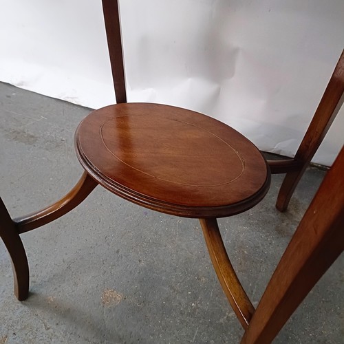 155 - A Edwardian mahogany oval lamp table, 70 cm wide