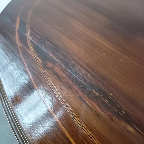 155 - A Edwardian mahogany oval lamp table, 70 cm wide