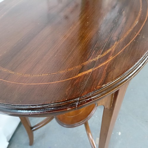 155 - A Edwardian mahogany oval lamp table, 70 cm wide