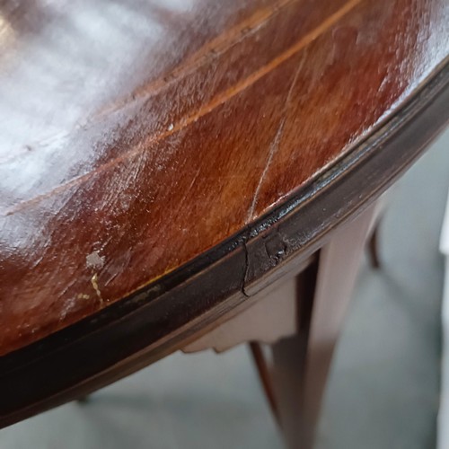 155 - A Edwardian mahogany oval lamp table, 70 cm wide