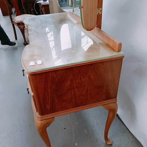 164 - A walnut dressing table, with five drawers, 123 cm wide, and two matching bedside cupboards (3)