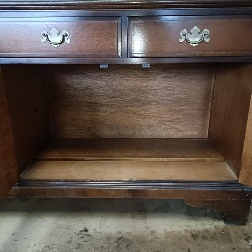 10 - A mahogany sideboard, 140 cm wide and a machine made carpet (2)<br /><br />Please note collection is...