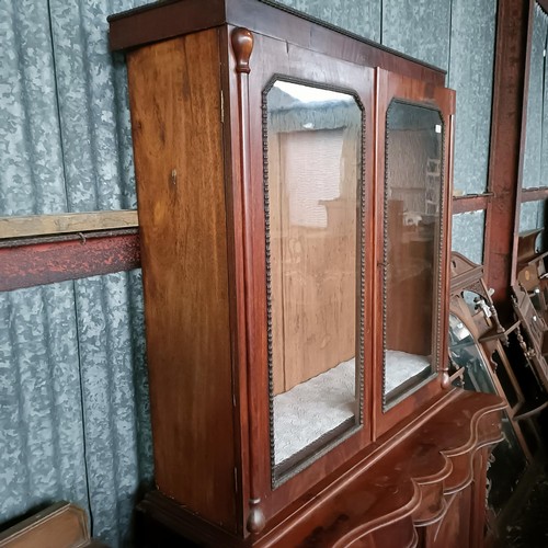 72 - A mahogany bookcase cabinet, on a serpentine base, 127 cm widePlease note collection is from TA9 4LJ... 