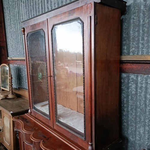 72 - A mahogany bookcase cabinet, on a serpentine base, 127 cm widePlease note collection is from TA9 4LJ... 