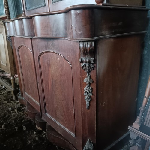 72 - A mahogany bookcase cabinet, on a serpentine base, 127 cm widePlease note collection is from TA9 4LJ... 