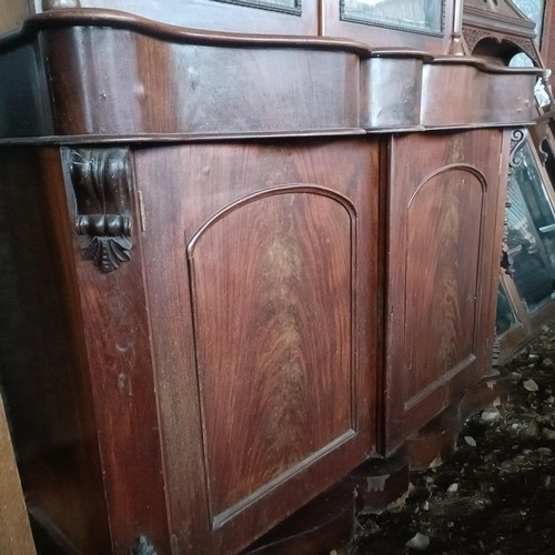 72 - A mahogany bookcase cabinet, on a serpentine base, 127 cm widePlease note collection is from TA9 4LJ... 