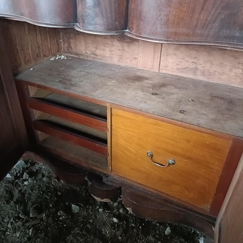 72 - A mahogany bookcase cabinet, on a serpentine base, 127 cm widePlease note collection is from TA9 4LJ... 