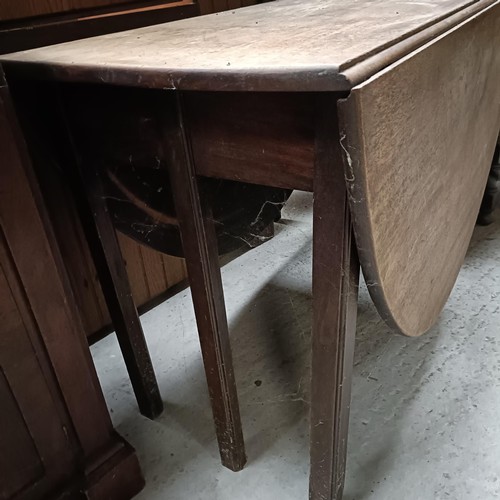 124 - A mahogany drop leaf dining table, 118 cm widePlease note collection is from TA9 4LJ only on 22nd, 2... 