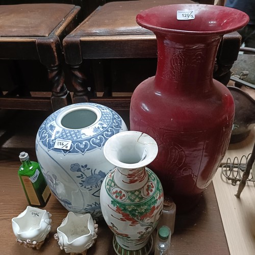 126 - A Chinese famille vert vase, decorated figures, 34 cm high, a red glazed vase, 50 cm high, assorted ... 