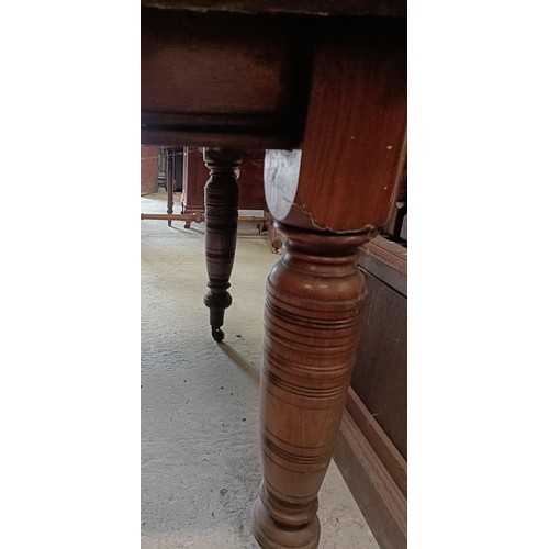 192 - An oak extending dining table, on turned legs, with an extra leaf, extended, 180 x 104 cmPlease note... 