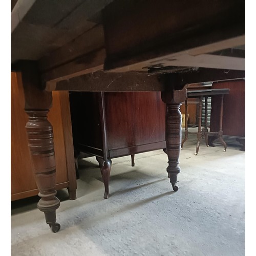 192 - An oak extending dining table, on turned legs, with an extra leaf, extended, 180 x 104 cmPlease note... 