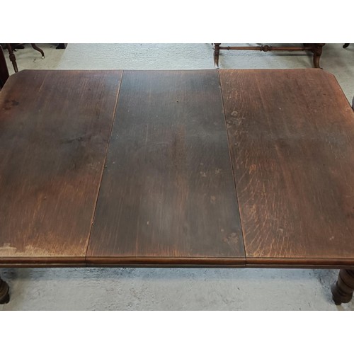 192 - An oak extending dining table, on turned legs, with an extra leaf, extended, 180 x 104 cmPlease note... 