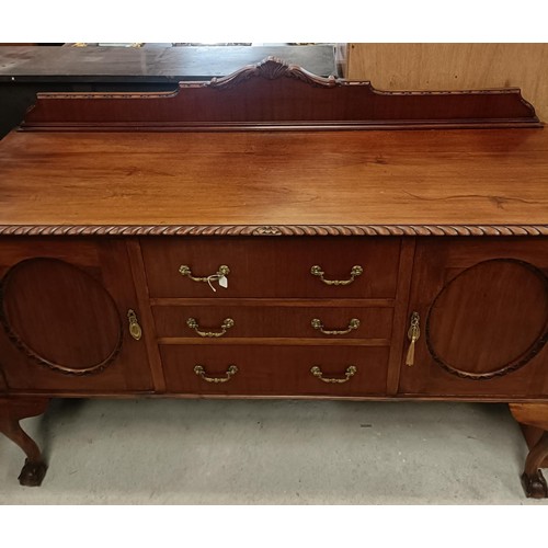 175 - A set of four mahogany Chippendale style dining chairs, with a matching draw leaf table, 150 cm wide... 