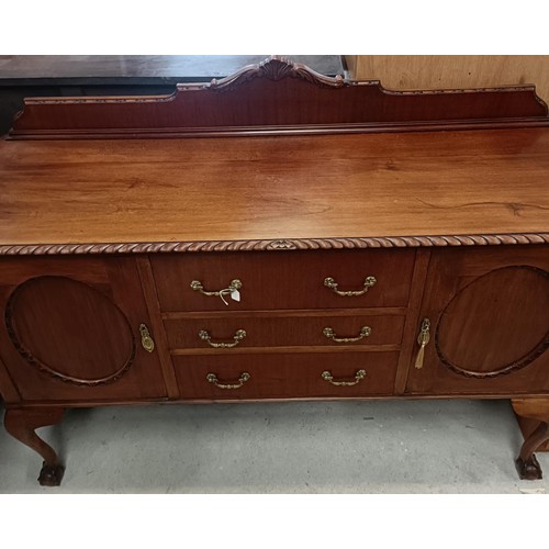 175 - A set of four mahogany Chippendale style dining chairs, with a matching draw leaf table, 150 cm wide... 