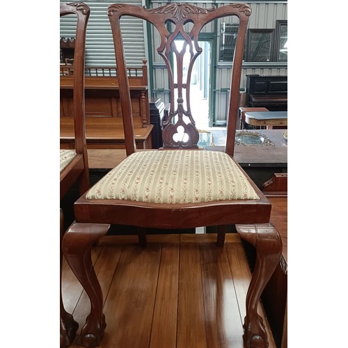 175 - A set of four mahogany Chippendale style dining chairs, with a matching draw leaf table, 150 cm wide... 