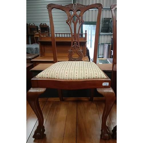 175 - A set of four mahogany Chippendale style dining chairs, with a matching draw leaf table, 150 cm wide... 