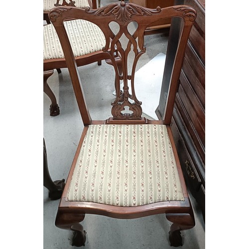 175 - A set of four mahogany Chippendale style dining chairs, with a matching draw leaf table, 150 cm wide... 