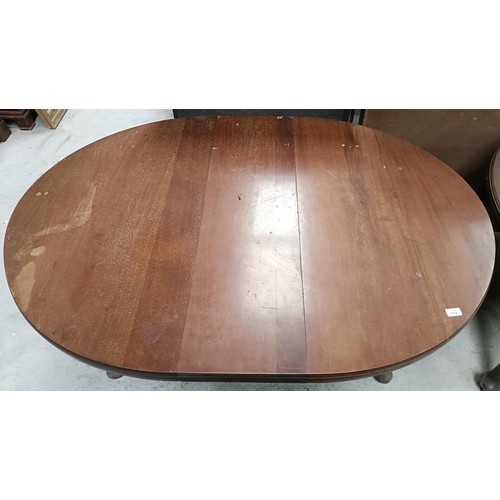 172 - A mahogany extending oval dining table, with an extra leaf, the top extended, 152 x 107 cmPlease not... 