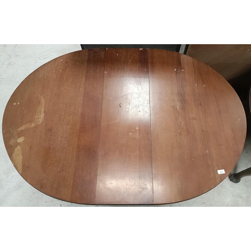 172 - A mahogany extending oval dining table, with an extra leaf, the top extended, 152 x 107 cmPlease not... 