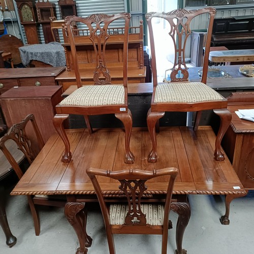 175 - A set of four mahogany Chippendale style dining chairs, with a matching draw leaf table, 150 cm wide... 