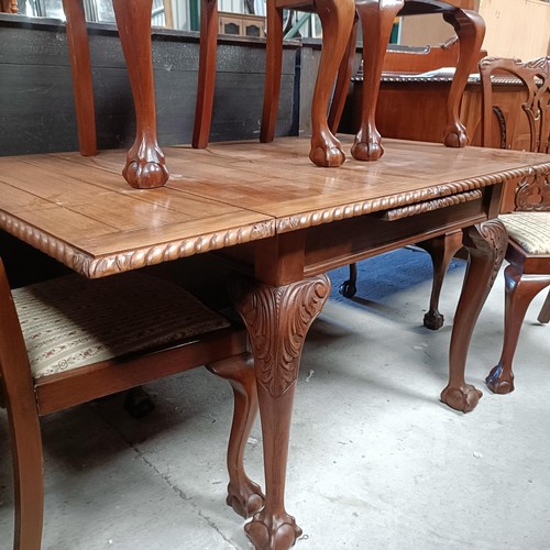 175 - A set of four mahogany Chippendale style dining chairs, with a matching draw leaf table, 150 cm wide... 