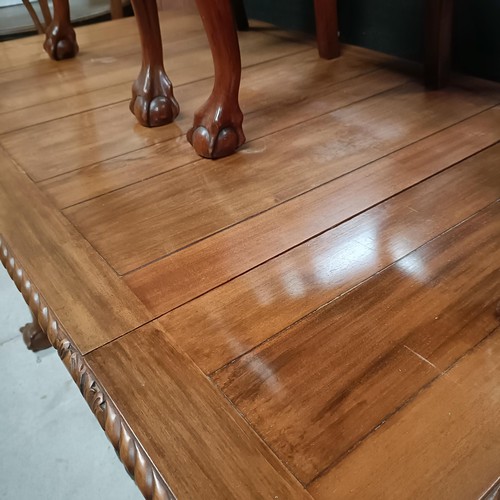 175 - A set of four mahogany Chippendale style dining chairs, with a matching draw leaf table, 150 cm wide... 