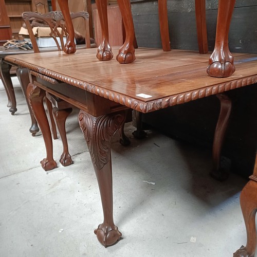 175 - A set of four mahogany Chippendale style dining chairs, with a matching draw leaf table, 150 cm wide... 