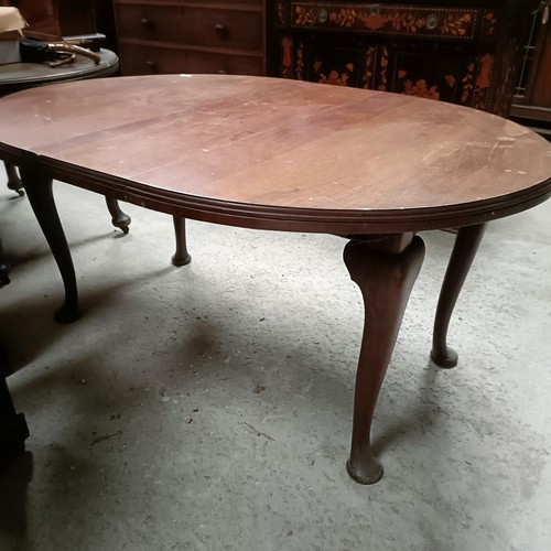 172 - A mahogany extending oval dining table, with an extra leaf, the top extended, 152 x 107 cmPlease not... 