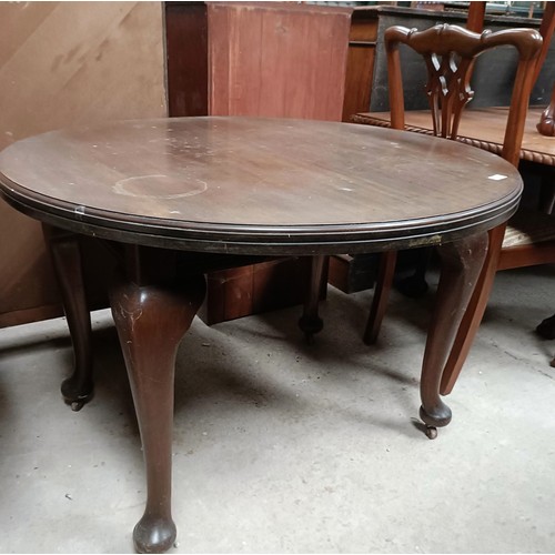 174 - A mahogany table, on cabriole legs, 100 cm diameterPlease note collection is from TA9 4LJ only on 22... 