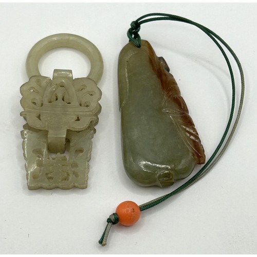 813 - A Chinese carved pale hardstone pendant, 5 cm, and a Chinese carved green stone pendant, 4 cm (2)