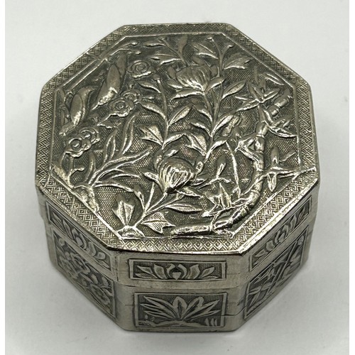 820 - A Chinese silver coloured metal octagonal box, decorated with flowers, 5 cm diameter, 39.7g