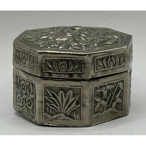 820 - A Chinese silver coloured metal octagonal box, decorated with flowers, 5 cm diameter, 39.7g