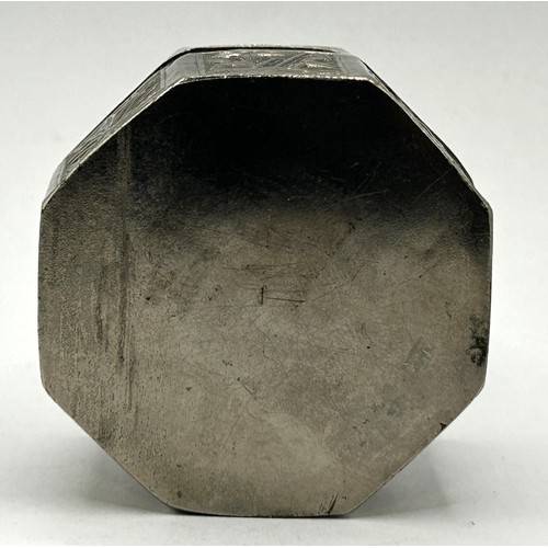 820 - A Chinese silver coloured metal octagonal box, decorated with flowers, 5 cm diameter, 39.7g