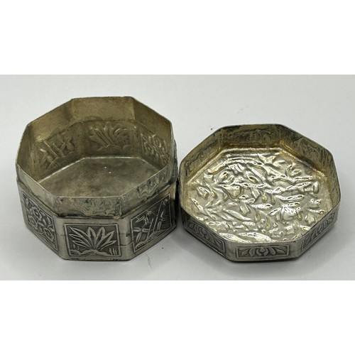 820 - A Chinese silver coloured metal octagonal box, decorated with flowers, 5 cm diameter, 39.7g