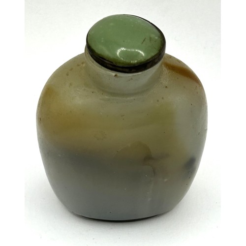 839 - A hardstone snuff bottle, 8 cm high... 