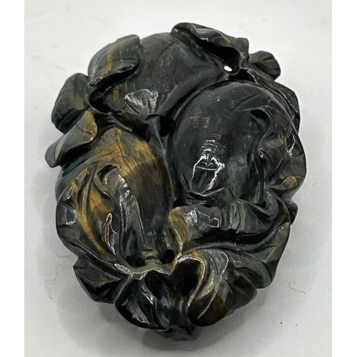 840 - A Chinese carving of fruit, 6 cm wide, and a snuff bottle, 6 cm high (2)