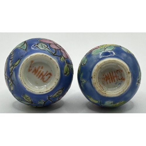 842 - A pair of Chinese miniature bottle vases, 5 cm high, three others, and a pair of vases (7)