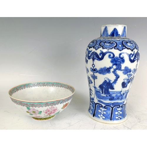 922 - A Chinese blue and white vase, lacking cover, four character marks to base, 19 cm high and a tea bow... 