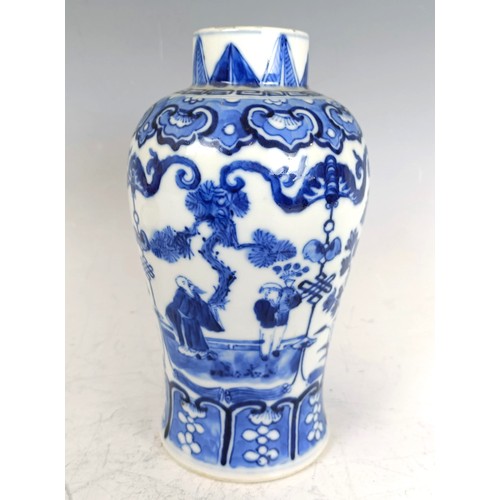 922 - A Chinese blue and white vase, lacking cover, four character marks to base, 19 cm high and a tea bow... 