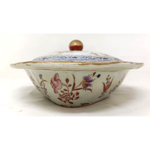 941 - A Chinese famille rose exportware tureen and cover, with a motto, decorated figures and flowers, 30 ... 