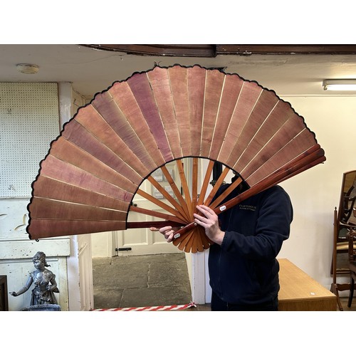 902 - A large decorative Japanese fan, 92 cm wide