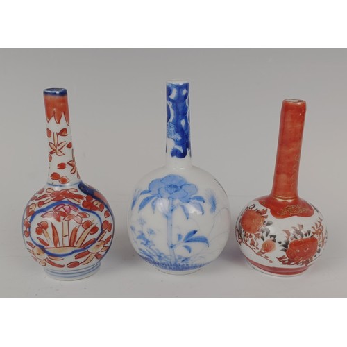 946 - A Japanese vase, decorated flowers, 27 cm high, and assorted Japanese ceramics (box)