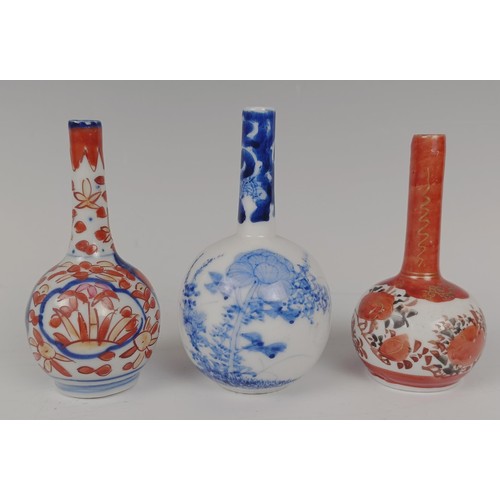 946 - A Japanese vase, decorated flowers, 27 cm high, and assorted Japanese ceramics (box)