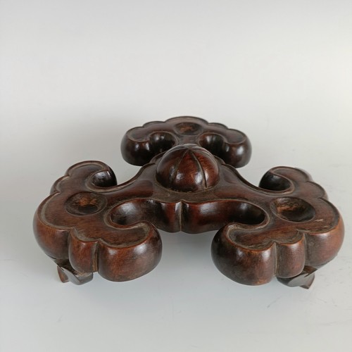 801 - A Chinese bronze tripod censer, character mark to base, 23 cm diameter, on a carved hardwood base (2... 