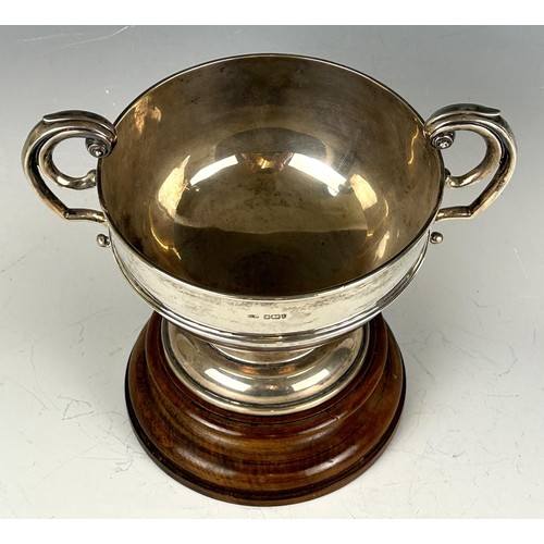 15 - An Edward VII silver two handled trophy cup, Chester 1906, 15.6 ozt, on an ebonised base, 26 cm high